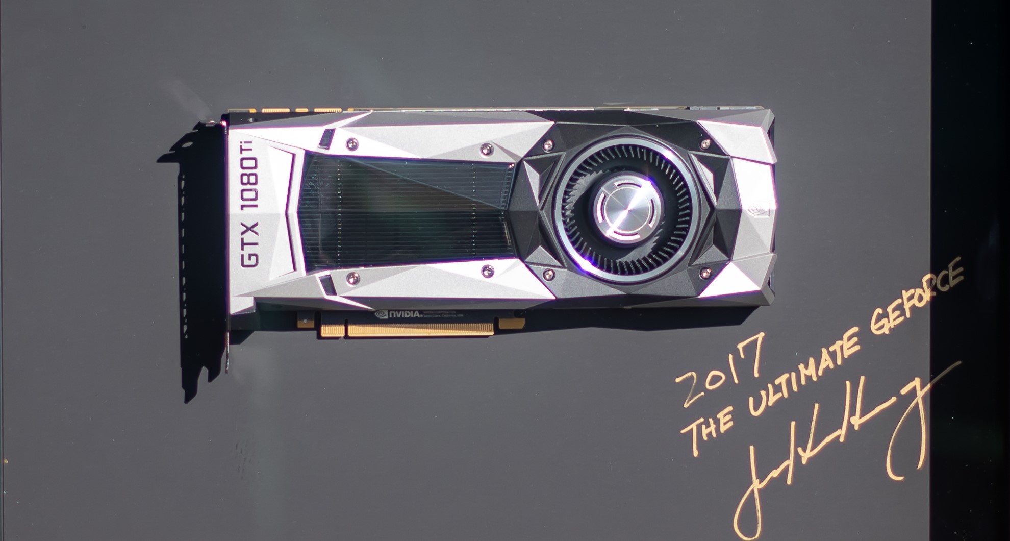 NVIDIA送出CEO黄仁勋签名的 GeForce GTX 1080 Ti GPU