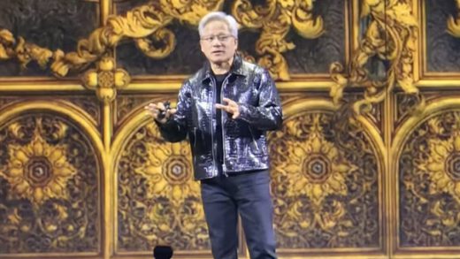 黄仁勋身着新皮衣亮相：手持RTX 5090闪耀全场！