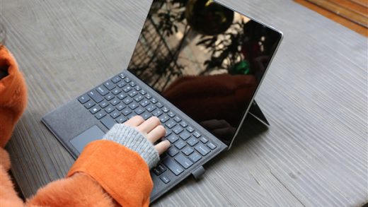 AI笔记本电脑爆发：2025年份额将占60% 中端PC也将普及