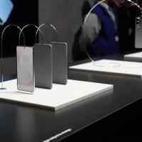 三星 Galaxy S25 Edge 在产品发布会现场展出