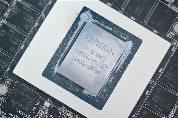 硬朗科技风！索泰RTX 5090 D SOLID OC显卡图赏