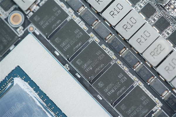 硬朗科技风！索泰RTX 5090 D SOLID OC显卡图赏