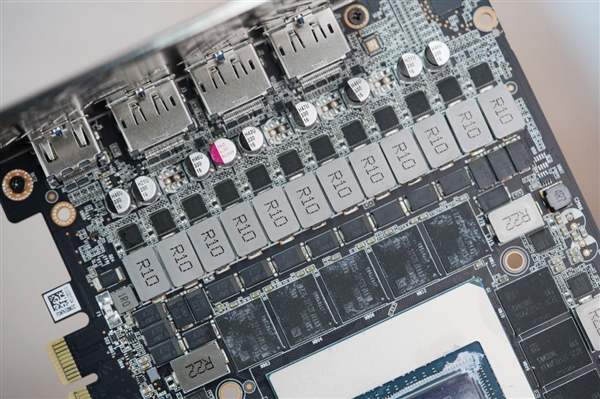 硬朗科技风！索泰RTX 5090 D SOLID OC显卡图赏