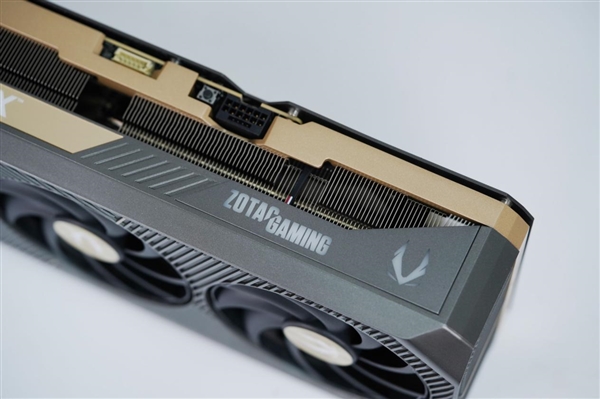 硬朗科技风！索泰RTX 5090 D SOLID OC显卡图赏