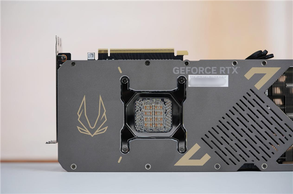 硬朗科技风！索泰RTX 5090 D SOLID OC显卡图赏