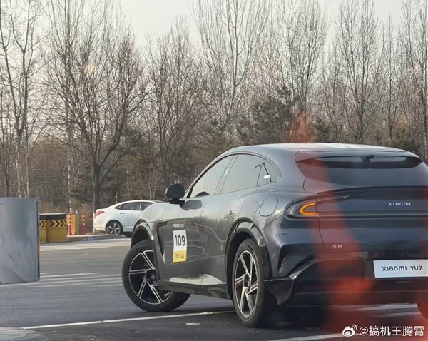 小米YU7 Max实车上路!车漆质感细腻、全新括号转向灯亮了