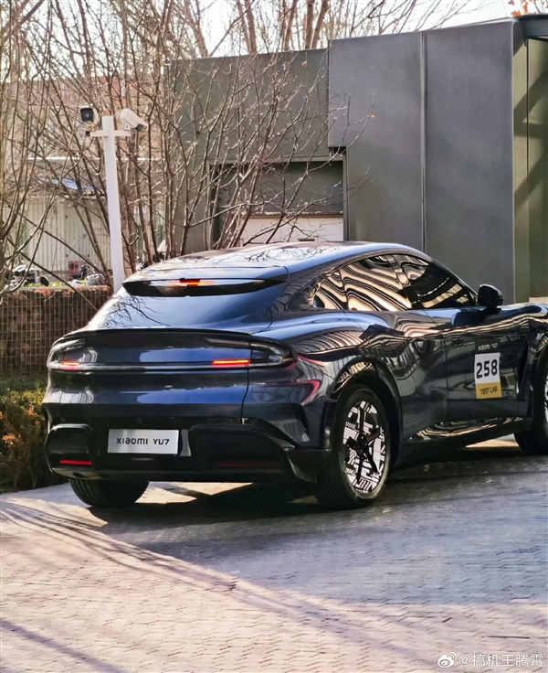 小米YU7 Max实车上路!车漆质感细腻、全新括号转向灯亮了