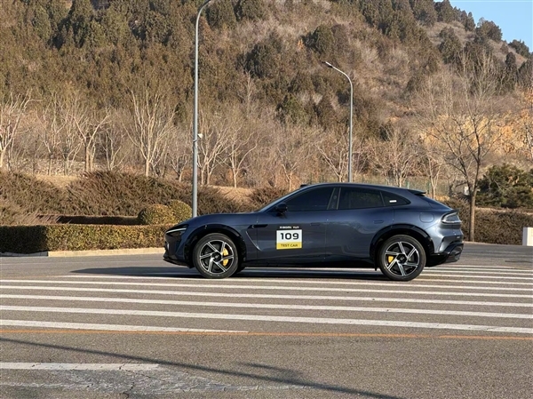 小米YU7 Max实车上路!车漆质感细腻、全新括号转向灯亮了