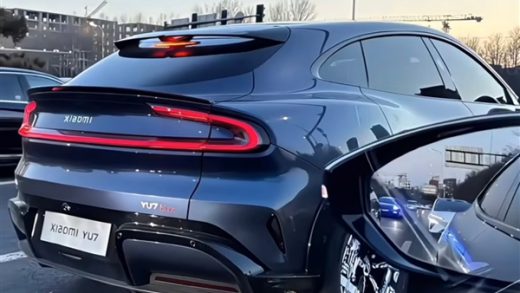 小米YU7 Max实车上路！车漆质感细腻、全新括号转向灯亮了