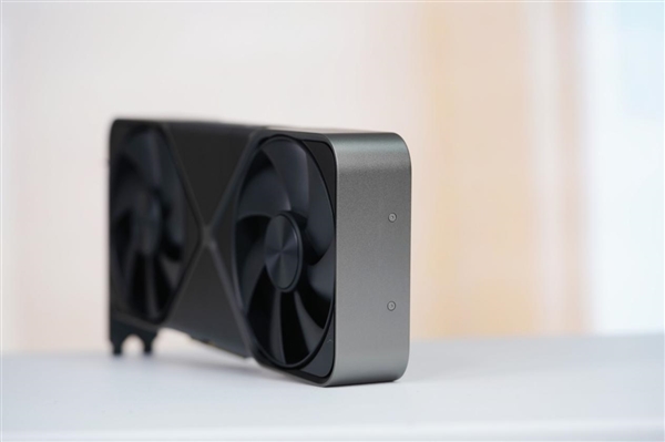 一如既往的精美！NVIDIA RTX 5080显卡图赏