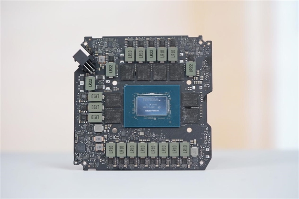 一如既往的精美！NVIDIA RTX 5080显卡图赏