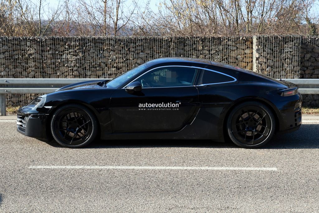 保时捷 718 Cayman EV 电动跑车路测图再曝，设计焕然一新