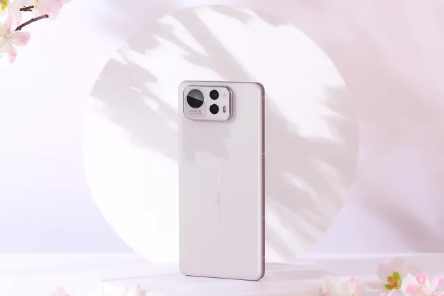 华硕 Zenfone 12 Ultra 手机发布，16+512GB 售 1099 欧元