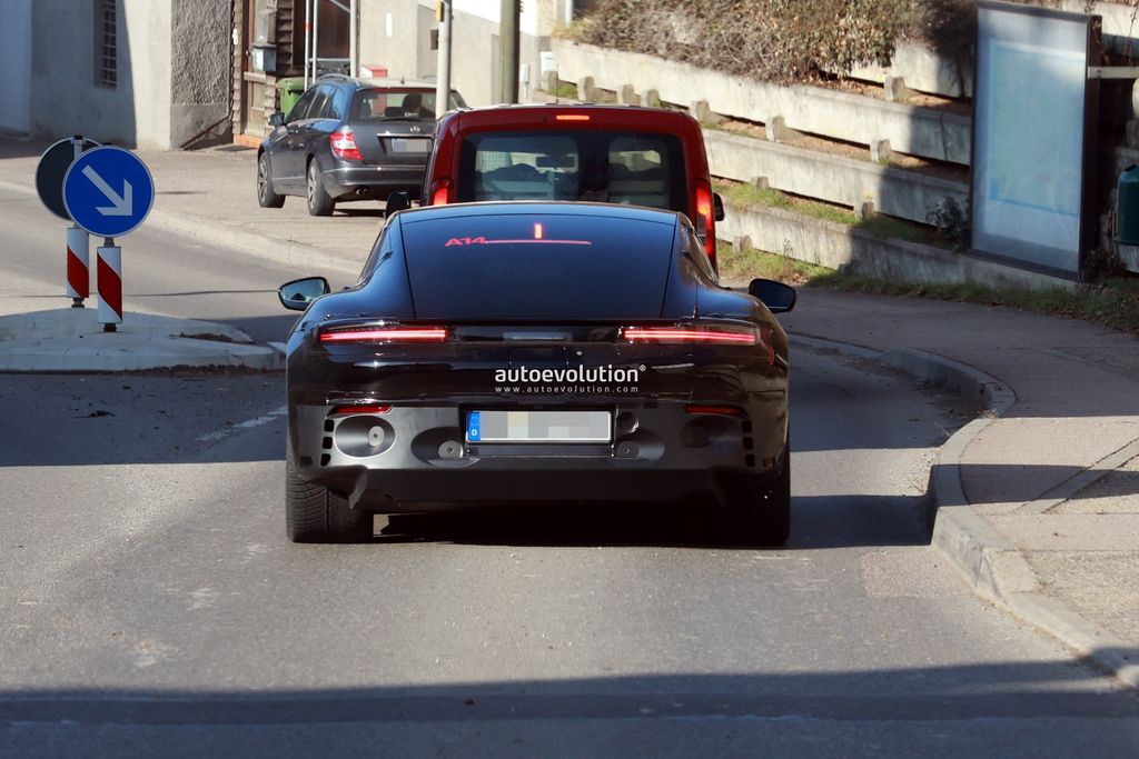 保时捷 718 Cayman EV 电动跑车路测图再曝，设计焕然一新