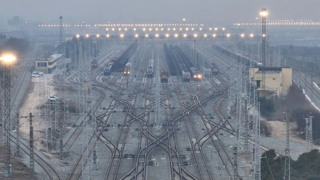 “蛇形走位”的火车冲上热搜 网友惊叹:如此丝滑