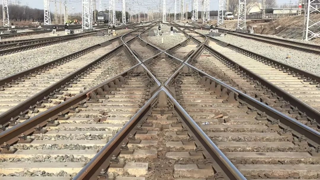 “蛇形走位”的火车冲上热搜 网友惊叹:如此丝滑