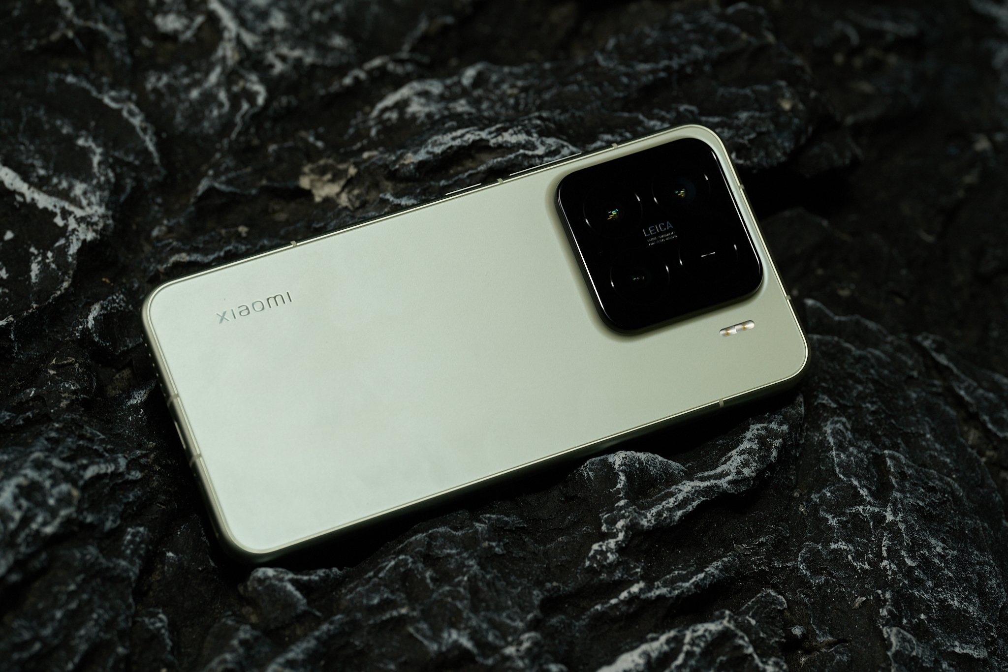 雷军夸赞DeepSeek却不接入，小米这一波为何冷静异常？