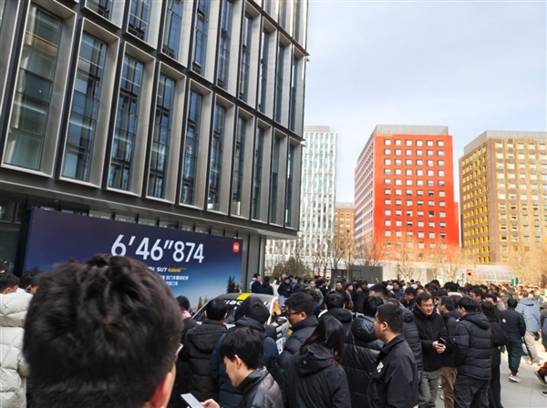 小米SU7 Ultra原型车现身小米科技园：员工集体围观 太帅了