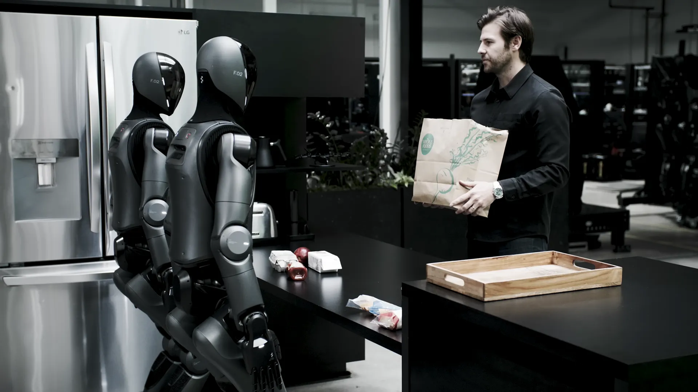 Figure AI 人形机器人多模态能力升级：“听懂”语音指令轻松将食物放进冰箱