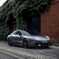 雷军为什么不学友商卷智驾