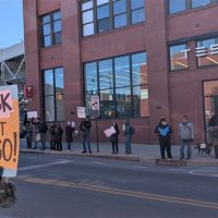 特斯拉美国门店爆发大规模抗议：马斯克必须走 你不能像公司一样管理一个国家