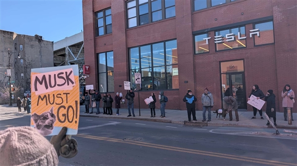 特斯拉美国门店爆发大规模抗议：马斯克必须走 你不能像公司一样管理一个国家