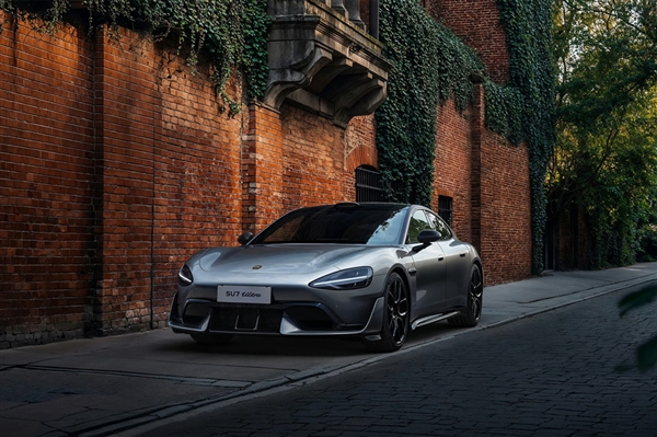 小米SU7 Ultra壁纸下载：设计师手绘 雷军都被震撼到了