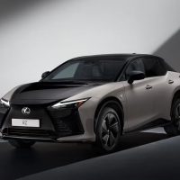 雷克萨斯 RZ550e 电动紧凑豪华 SUV 登场：402 马力、首配 F Sport 标识、引入线控转向技术