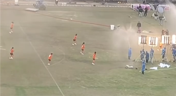 周星驰《女足》片场曝光 有特效动作画面 网友：还是《少林足球》那套