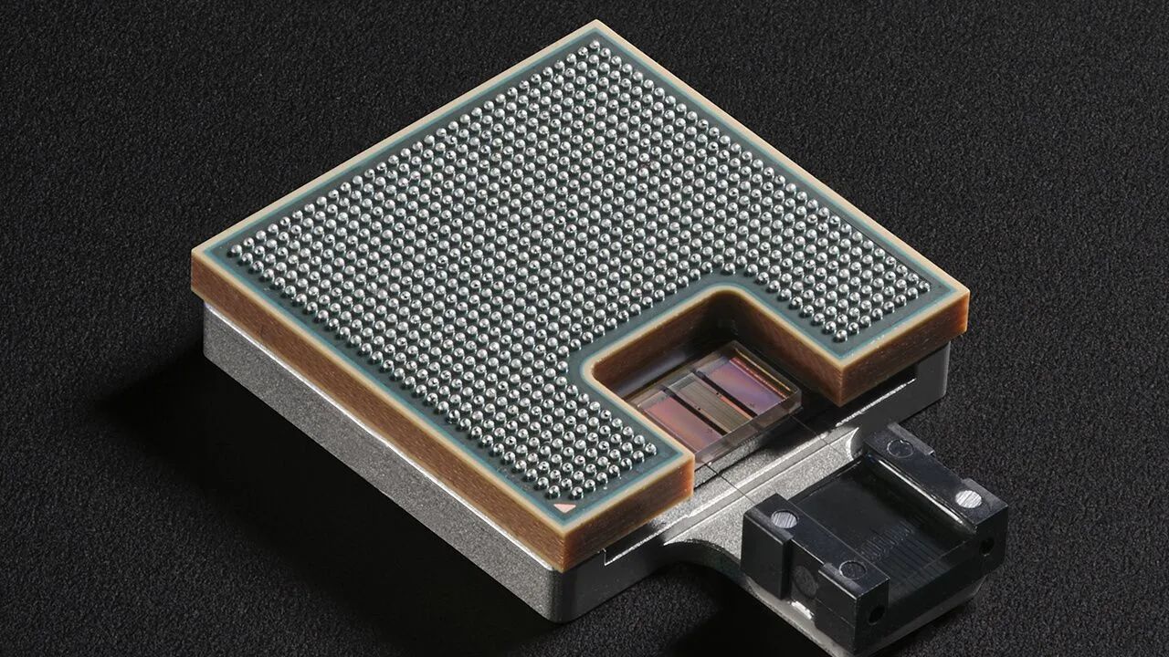 黄仁勋：光芯片可靠性低，铜导线仍是当前 AI 芯片首选