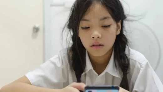 学生禁玩手机，催生地下市场