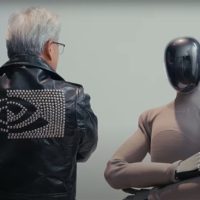 黄仁勋新战袍来了！NVIDIA镶钉皮夹克上身超狂