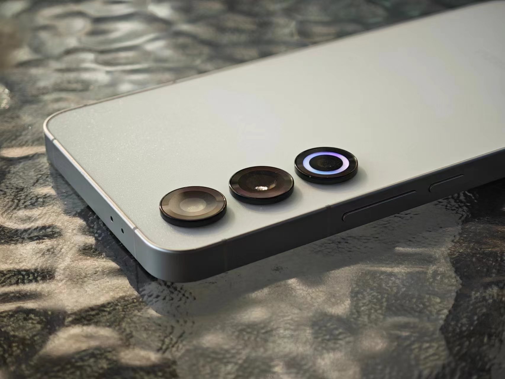 魅族22改名换姓：官方称可叫“AI设备”，要靠吉利逆天改命？