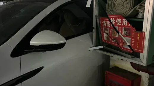 小米SU7事故背后：被智驾教育的年轻人