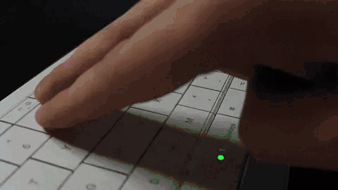 该键盘支持原生 macOS 手势，以及移动光标和滚动