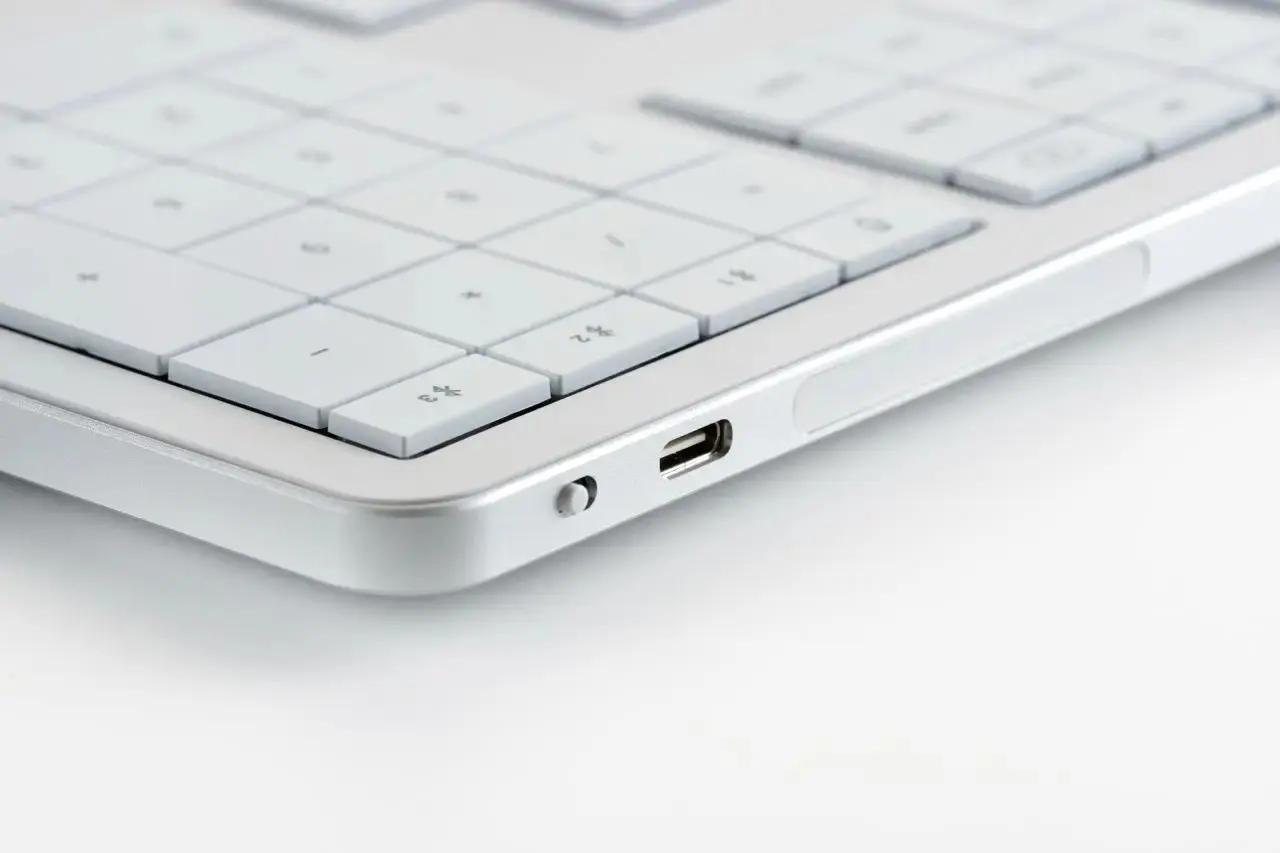 外形时尚的CLVX 1 macOS键盘还可将其表面兼作超大触控板