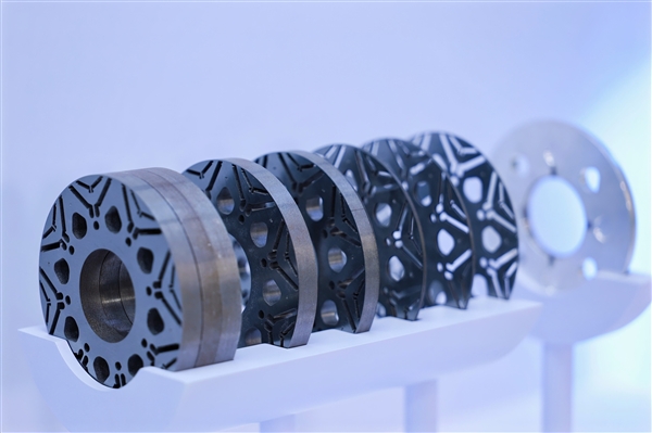 2万7千转媲美小米V8s！五菱发布全新十合一高集成电驱