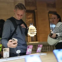 美国人为何抢购iPhone？听听他们是怎么说的