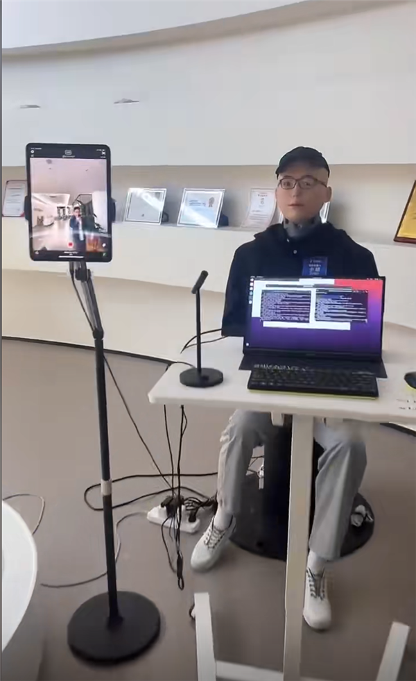 松延动力晒仿生机器人：能模仿人90%以上表情 惟妙惟肖