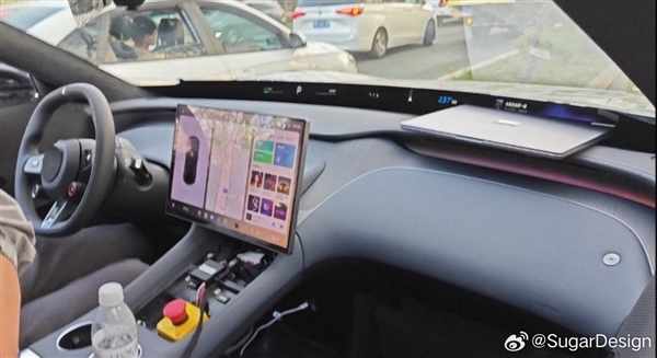 小米YU7迄今最清晰内饰谍照曝光：PHUD环绕屏醒目异常