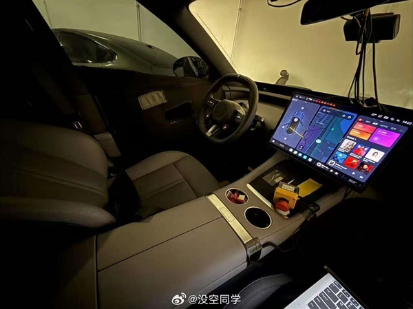 小米YU7迄今最清晰内饰谍照曝光：PHUD环绕屏醒目异常