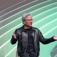 黄仁勋十年来首获加薪：年薪总额升至3.63亿元！