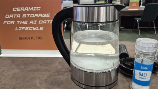 完爆SSD/HDD！新型玻璃硬盘寿命可达5000年：放入盐水中煮沸、烤箱烘烤完好无损