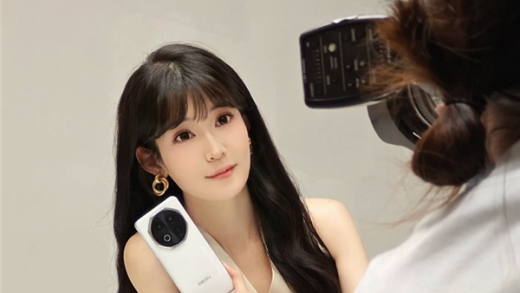 美女产品经理晒魅族Note 16定妆照：纯白机身 八边形镜头吸睛