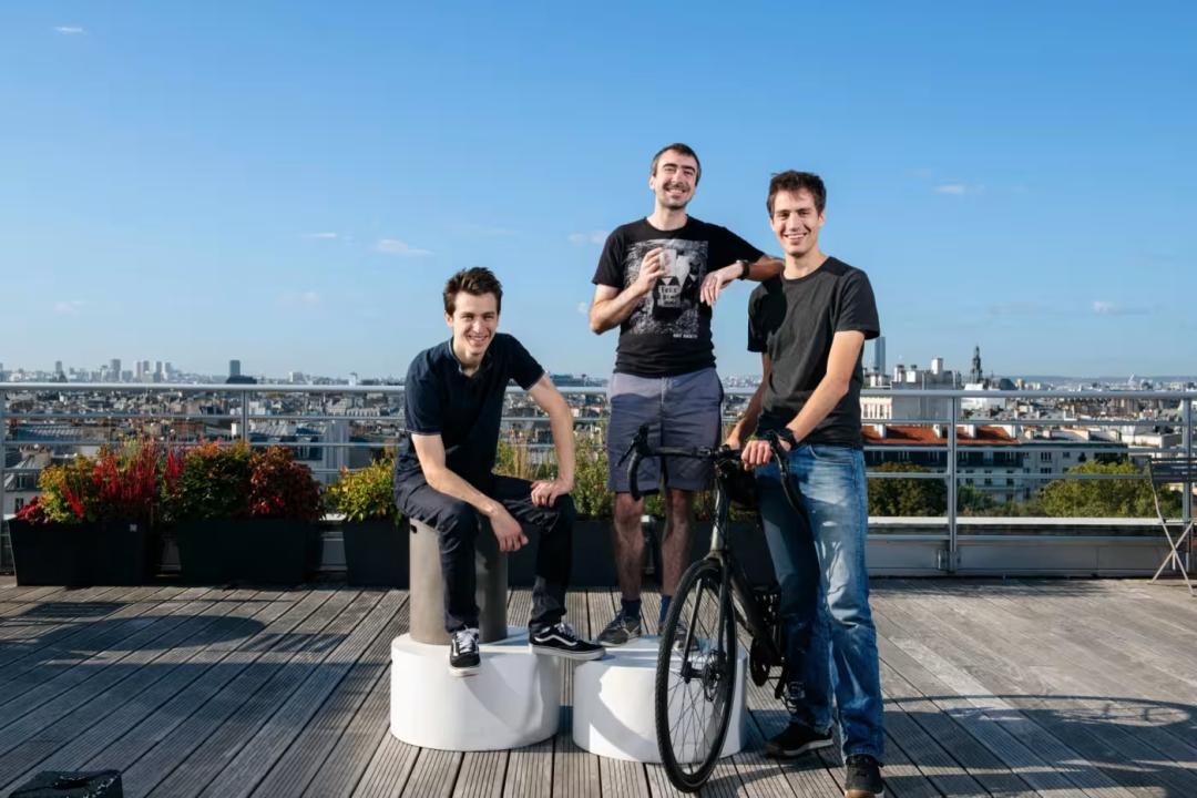 Mistral 拿出杀手锏叫阵 DeepSeek，性价比卷出天际、开源模型却断供，社区粉丝失望透顶