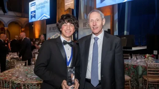 18岁高中生唯一作者发顶刊，用AI发现150万个新天体