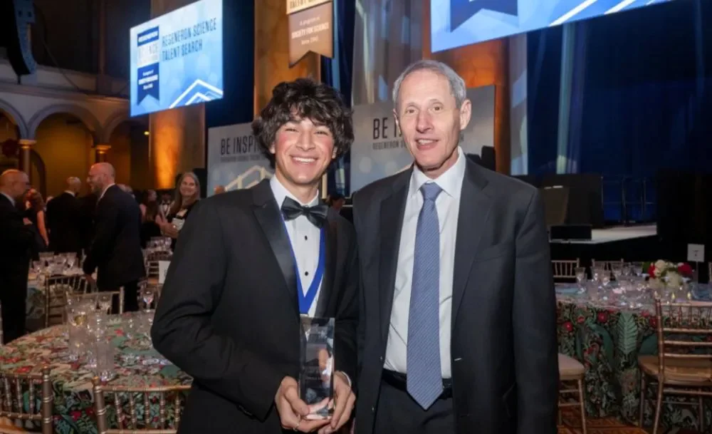 18岁高中生唯一作者发顶刊，用AI发现150万个新天体