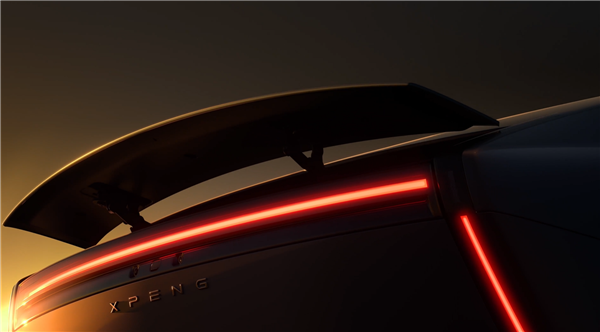 大溜背的GT纯电轿跑！小鹏全新P7官宣：棱角分明赛博感十足