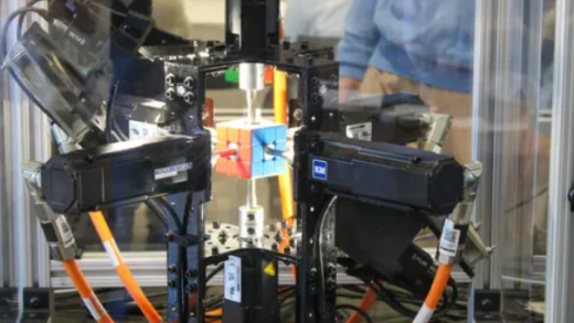 比眨眼还快 机器人0.103秒还原魔方破世界纪录