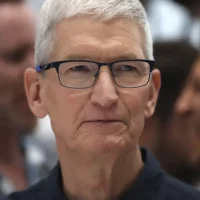 苹果多灾多难的一年 库克急赴白宫找妥协方案？